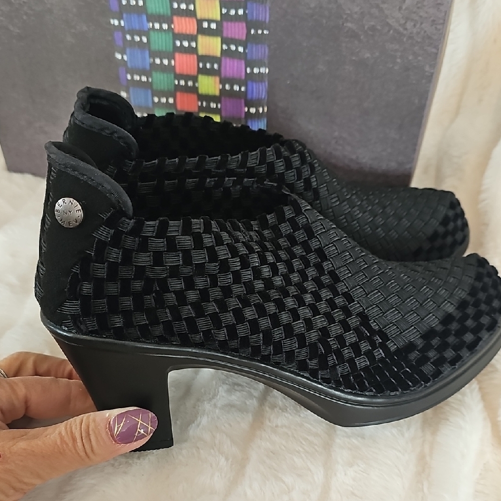 bernie mev. Elegant Black Woven Heels Chesca - Picture 5 of 13